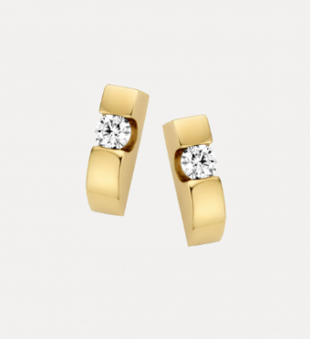 14 KARAAT GEEL GOUDEN OORSTEKERS MODEL STRETTO MET BRILJANT. 
Strak vormgegeven oorsieraden met briljant geslepen diamant waarbij de briljanten een eenheid met de oorsieraden vormen. Uitstekend te combineren met bijpassende ring en oorsieraden.